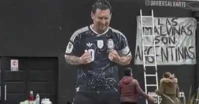 El mural de Messi que paralizó La Plata: la obra que nadie esperaba en Diagonal 77 y 12