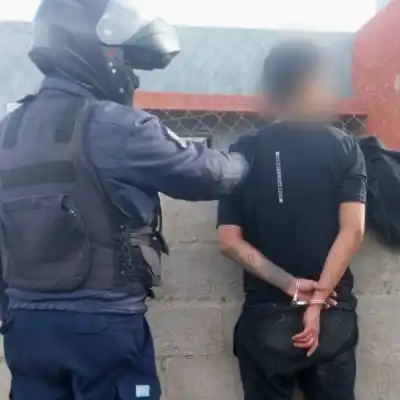 Agredió a su novia de 17 años y terminó reducido por la policía: qué pasó en el barrio 200 Viviendas