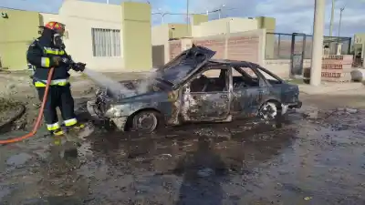 Un vehículo fue consumido por el fuego en el norte de Comodoro: los bomberos actuaron de inmediato