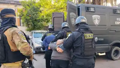 Trasladan a 12 condenados por homicidios y robos al penal de Benjamín Paz