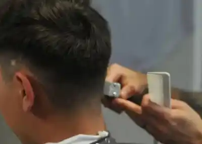 Cortes de pelo gratis y festejo solidario: la movida de 40 barberos que sorprende en Comodoro