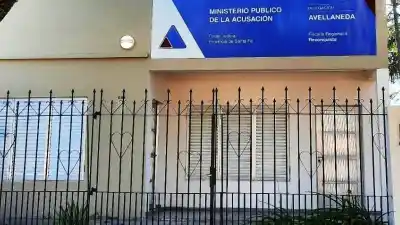 Se encerró en su casa para evitar la detención: la acusan de presionar a testigos en una causa contra policías