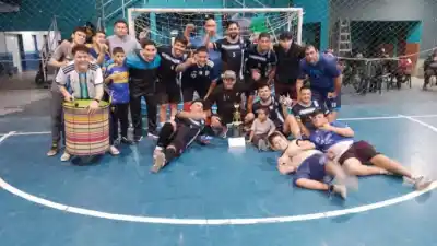 En una final para el infarto, Los Indomables se quedaron con el título del torneo mercantil de futsal