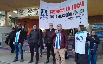 Con la camiseta puesta: el banderazo que sacudió las escalinatas de la UNLPam