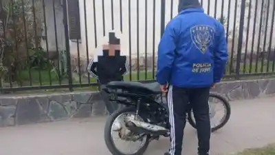 Amenazaron a la policía con un cuchillo tras ser interceptados en plena fuga