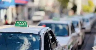 Taxistas platenses piden ampliar a 18 años la vida útil de sus autos y créditos accesibles