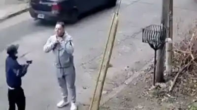 Un menor armado lo asaltó, lo persiguió y lo obligó a desbloquear el celular: todo quedó en video