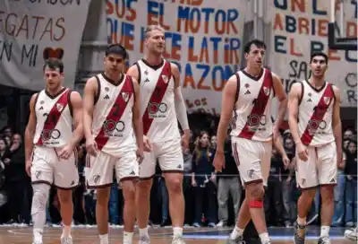 Niebla obligó a desviar el vuelo de River: el plantel quedó varado en Iguazú
