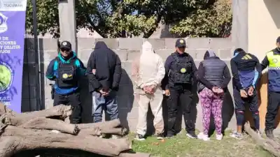 Allanamiento en El Salvador: cuatro detenidos y un arsenal oculto que sorprendió a los investigadores