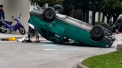 Volcó un auto en una esquina que los vecinos ya no soportan: el conductor terminó hospitalizado