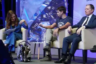 Sacó una moto compactada en pleno panel de debate y dejó sin palabras a los presentes