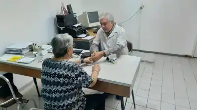 Sin turno ni obra social: el plan gratuito que acerca médicos a los jubilados de San Juan