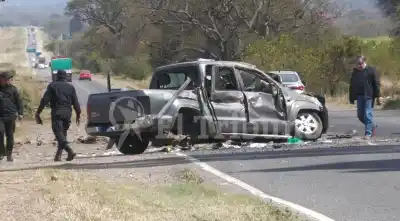 Se durmió al volante, cruzó de carril y terminó incrustado contra un árbol: el insólito detalle que evitó una tragedia mayor