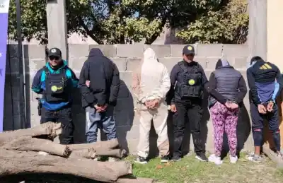 Allanamiento en barrio El Salvador: cuatro aprehendidos y un hallazgo que complica la causa