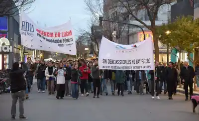 Banderazo en la UNLPam: la ciencia argentina se juega su futuro