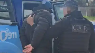 Violó una restricción para robar un perfume en la casa de su madre