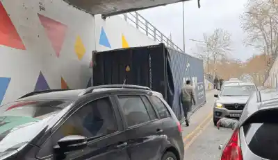 Quilmes: el camión que perdió el contenedor en un paso bajo nivel fue sancionado y podría enfrentar acciones judiciales