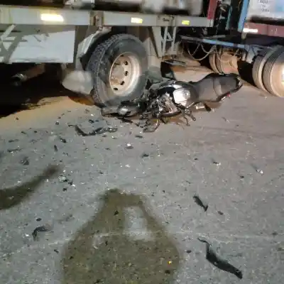 Acheral: Un motociclista de 22 años falleció al chocar contra un camión