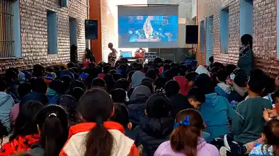 Una sala de cine en plena escuela: la increíble jornada que vivieron los chicos del barrio Dorrego
