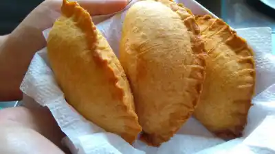 Revelan el secreto de las empanadas que desafían a las argentinas: una masa de otro color y un relleno inesperado
