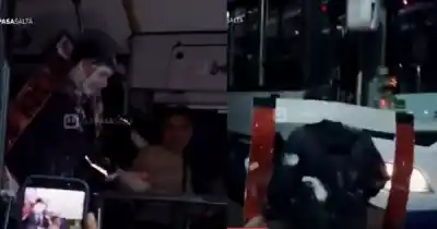 Un flamante periodista sorprendió a su papá en plena jornada laboral con un gesto que conmueve