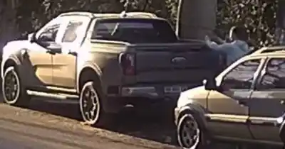 Un ladrón fue captado por las cámaras mientras intentaba violentar una camioneta en City Bell y escapó