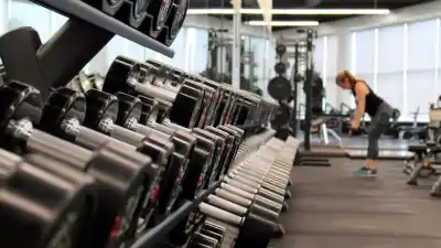 El mito del volumen: por qué bajar la música en el gimnasio no te hace entrenar menos