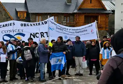 El grito de la ciencia en Bariloche: una marea humana copó el Centro Cívico