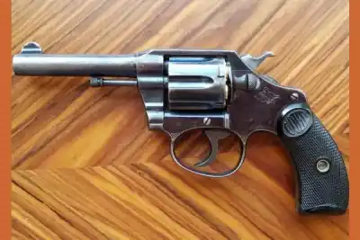 Se presentó en una comisaría con un arma en la cintura y terminó detenido