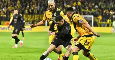 La noche que Platense no pudo cerrar: penal atajado y empate en el descuento