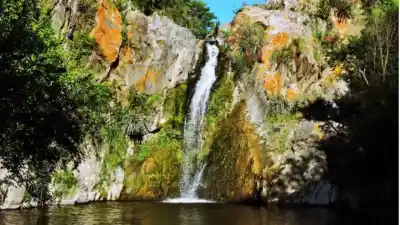 A 13 metros de altura: la cascada secreta de Salsipuedes que solo se puede visitar con guía