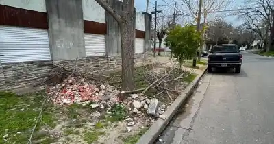 Bronca en Villa Elvira: una vereda bloqueada obliga a los vecinos a arriesgarse en la calle