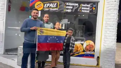 Dejaron Venezuela por la crisis y hoy venden arepas en Paraná: la historia de los Colmenarez
