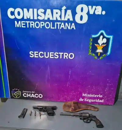 Halló dos armas en su casa durante la limpieza y tomó una decisión que sorprendió a la policía