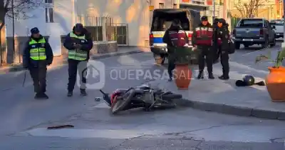 Choque en Santa Fe y San Juan: una mujer en moto terminó con politraumatismos