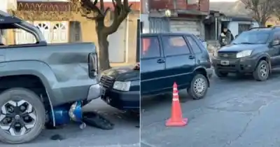 Caos en Villa San José: una moto quedó atrapada bajo una camioneta tras una reacción en cadena