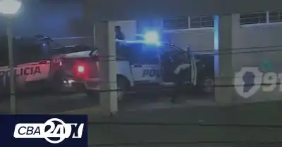 Desesperada, entró a una comisaría con su bebé de 13 días sin respirar y lo que pasó después sorprendió a todos