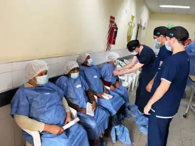El médico que devuelve la vista y cambia destinos: la historia detrás de las cirugías gratuitas