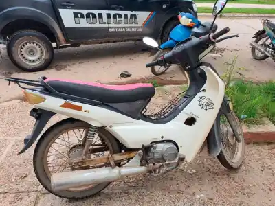 Impacto y fuga en Añatuya: Una mujer fue embestida mientras esperaba el semáforo