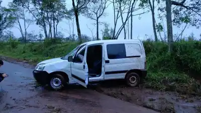 Un menor de 16 años terminó en el hospital tras despistar en un camino inundado y sin licencia
