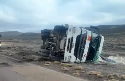 Volcó un camión en la Ruta 23 y el conductor terminó con politraumatismos
