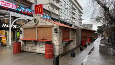 La calle Mitre ya se viste de fiesta: así avanza el armado de la Feria de las Colectividades