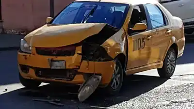 Choque en el microcentro: un remis y una camioneta protagonizaron un impactante encontronazo