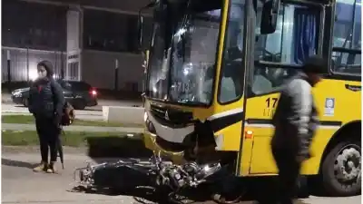 Un motociclista de 27 años murió tras un violento choque frontal con un colectivo en avenida Peñaloza