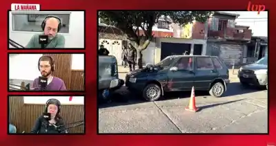 Una frenada sobre piso mojado desató una reacción en cadena y la dejó bajo una camioneta