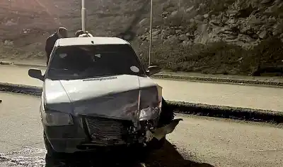 Un Fiat Uno se deslizó en una esquina de Ushuaia y chocó contra una Sprinter