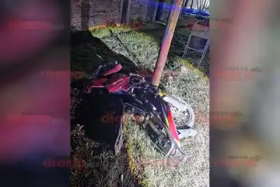 Un motociclista chocó contra un auto y terminó estrellado contra un poste: su pierna no aguantó el impacto