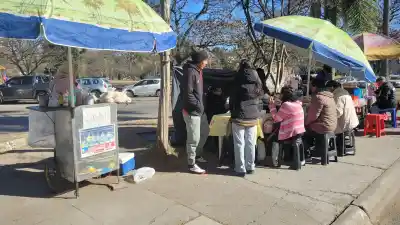 Denuncian que los sacaron del hospital y ahora sus ventas se desplomaron: la lucha de los puesteros