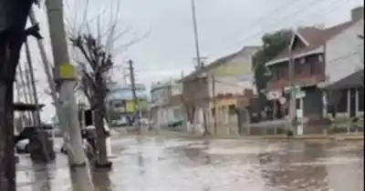 Una cañería de 800 mm estalló en Quilmes Oeste y transformó las calles en ríos