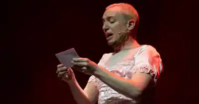 Un cumpleaños de 15 que se convierte en un viaje a la locura: llega 'Alejandra' al Teatro Astengo